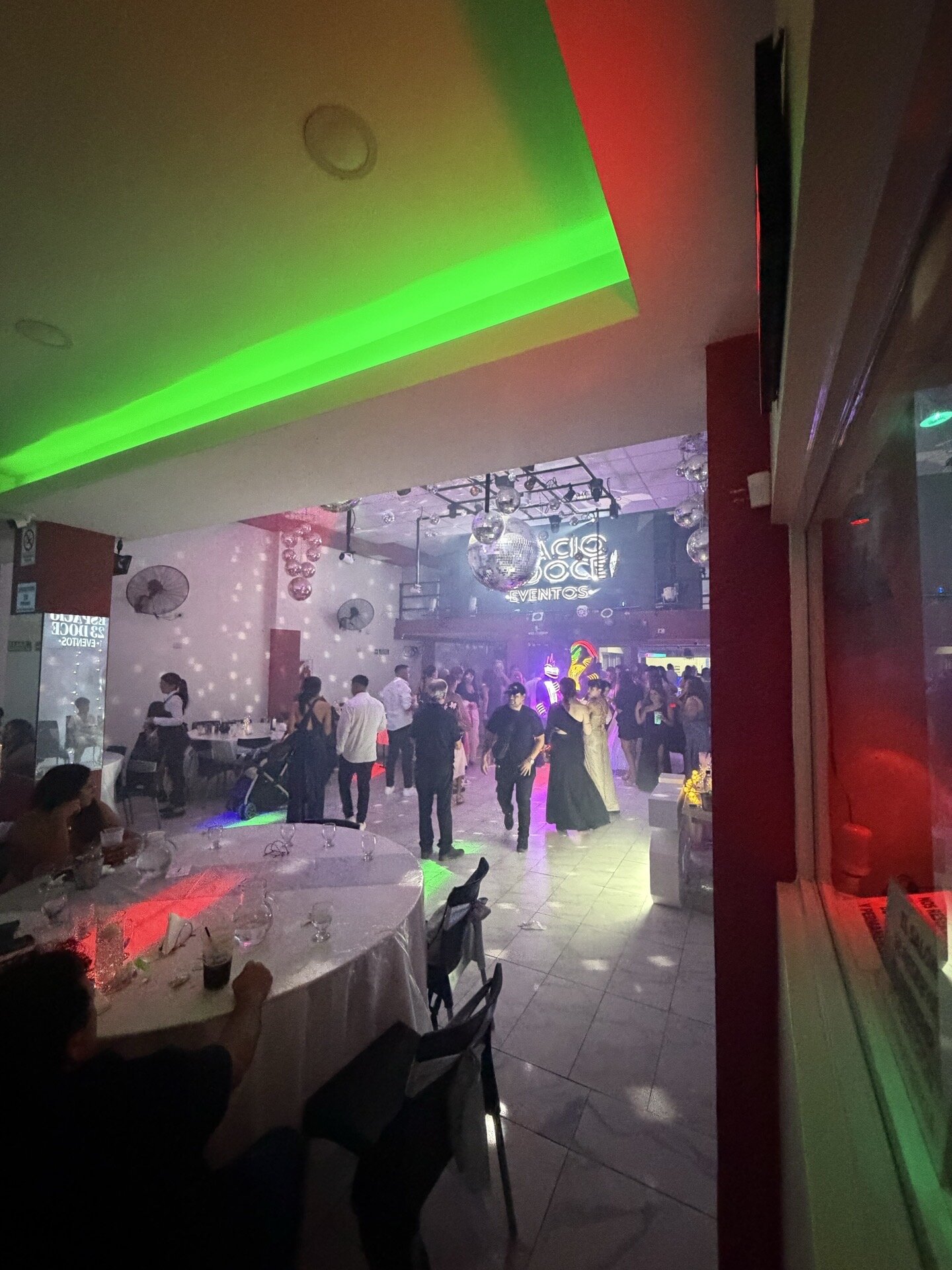 Celebración social con invitados disfrutando en el salón